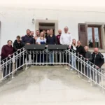 Gruppenfoto des Zeltlagerteams vor einem Haus in Frankreich