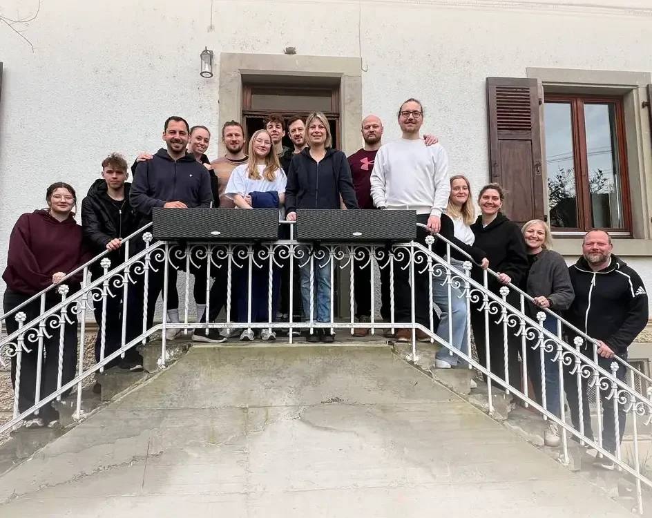 Gruppenfoto des Zeltlagerteams vor einem Haus in Frankreich